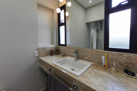 Casa de condomínio à venda com 240m², 3 quartos e 4 vagas Casa de condomínio à venda com 240m², 3 quartos e 4 vagasBanheiro Suíte