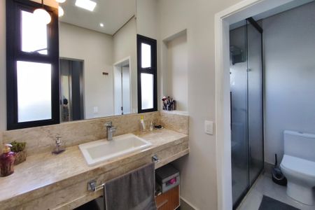 Casa de condomínio à venda com 240m², 3 quartos e 4 vagas Casa de condomínio à venda com 240m², 3 quartos e 4 vagasBanheiro Suíte