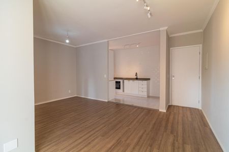 Apartamento à venda com 73m², 4 quartos e 2 vagasSala com piso de madeira, iluminação adequada e cozinha moderna.