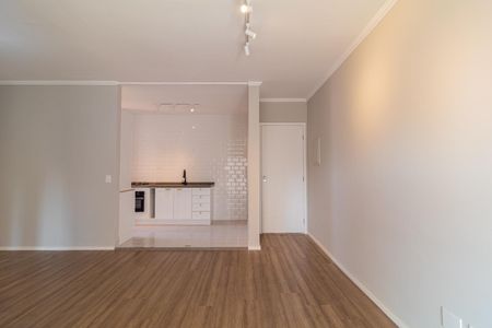 Apartamento à venda com 73m², 4 quartos e 2 vagasCozinha com móveis brancos e piso de porcelanato, iluminada por lâmpadas de LED.