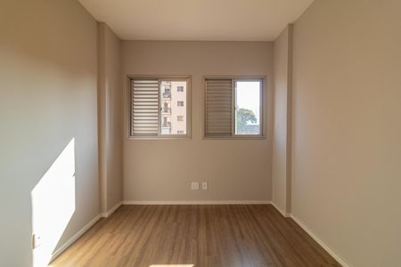 Apartamento à venda com 73m², 4 quartos e 2 vagasQuarto com janelas e piso de madeira, iluminado por luz natural e com uma vista para a cidade.