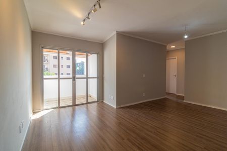 Sala com piso de madeira e janelas grandes, iluminada por luzes de parede e teto. de apartamento à venda com 4 quartos, 73m² em Vila Santa Catarina, São Paulo