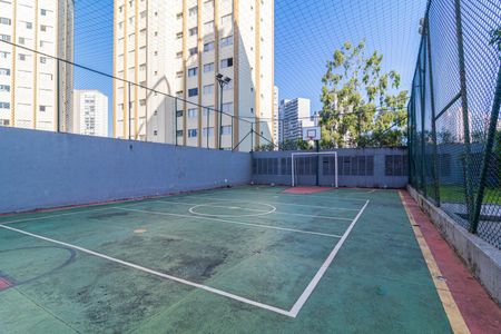 Apartamento à venda com 73m², 4 quartos e 2 vagasCortada de uma quadra de futsal em um prédio de apartamentos, com vista para a cidade.