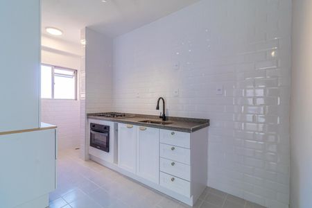 Apartamento à venda com 73m², 4 quartos e 2 vagasCozinha com piso de porcelanato, bancada de granito e fogão a gás.