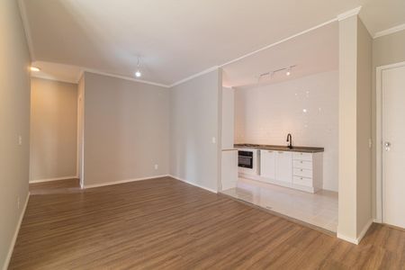 Apartamento à venda com 73m², 4 quartos e 2 vagasSala com piso de madeira e iluminação adequada, sem móveis ou decoração.