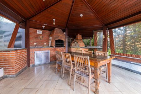 Apartamento à venda com 73m², 4 quartos e 2 vagasVaranda com churrasqueira e mesa de madeira, com vista para a floresta.