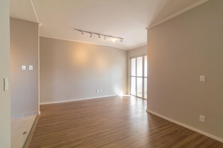 Apartamento à venda com 73m², 4 quartos e 2 vagasSala com piso de madeira e iluminação adequada, sem móveis ou decoração.