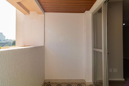 Apartamento à venda com 73m², 4 quartos e 2 vagasBalcony com vista para a cidade, com piso de azulejo e teto de madeira.