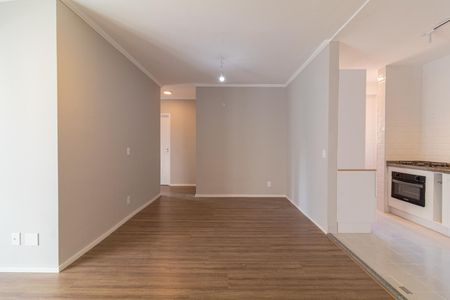 Apartamento à venda com 73m², 4 quartos e 2 vagasSala com piso de madeira e iluminação adequada, sem móveis ou decoração.
