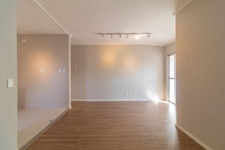 Apartamento à venda com 73m², 4 quartos e 2 vagasSala de estar com piso de madeira e iluminação natural através de janelas grandes.