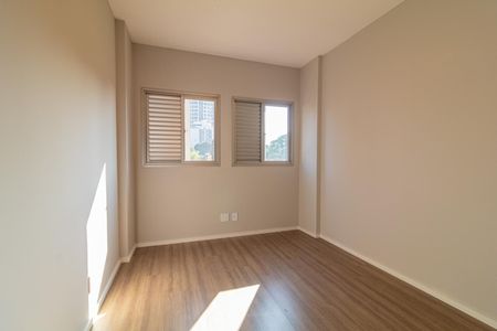 Apartamento à venda com 73m², 4 quartos e 2 vagasParede com janela e piso de madeira, com vista para a cidade.