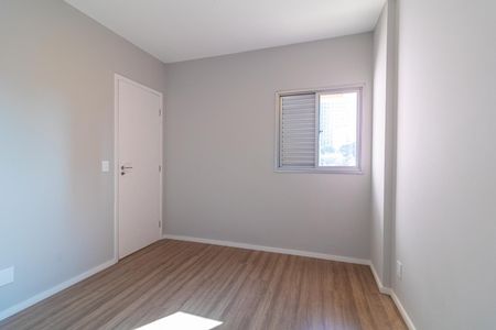 Apartamento à venda com 73m², 4 quartos e 2 vagasQuarto com piso de madeira e janela com persianas de alumínio.