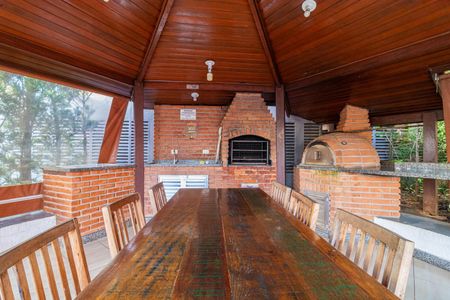 Apartamento à venda com 73m², 4 quartos e 2 vagasVaranda com churrasqueira e mesa de madeira, com vista para a cidade.