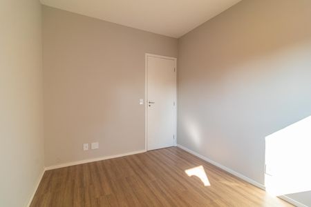 Quarto com piso de madeira e porta branca, iluminado por luz natural. de apartamento à venda com 4 quartos, 73m² em Vila Santa Catarina, São Paulo