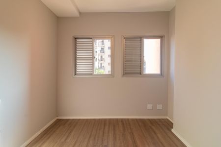 Apartamento à venda com 73m², 4 quartos e 2 vagasJanela com persianas de madeira e vista para o prédio ao lado.