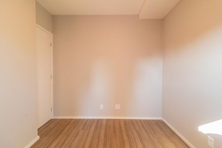 Apartamento à venda com 73m², 4 quartos e 2 vagasQuarto com piso de madeira e parede branca, iluminado por luz natural.