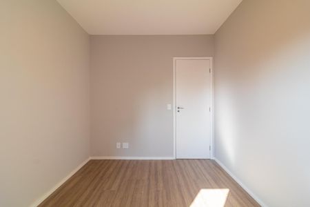 Sala com paredes brancas e piso de madeira, iluminada por luz natural. de apartamento à venda com 4 quartos, 73m² em Vila Santa Catarina, São Paulo