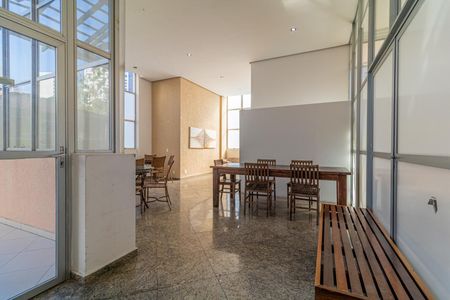 Sala de estar com mesa e cadeiras de madeira, iluminada por janelas grandes e com piso de granito. de apartamento à venda com 4 quartos, 73m² em Vila Santa Catarina, São Paulo