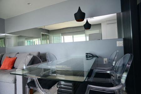 Sala de apartamento para alugar com 1 quarto, 65m² em Barra da Tijuca, Rio de Janeiro