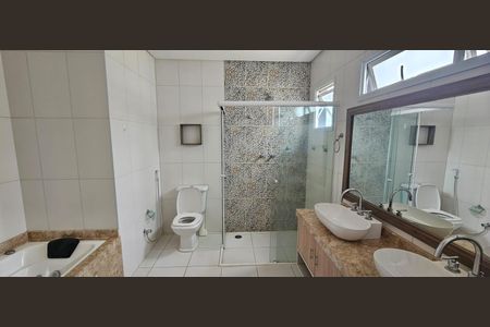 Casa de condomínio para alugar com 316m², 3 quartos e 6 vagasBanheiro