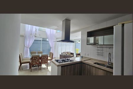 Casa de condomínio para alugar com 316m², 3 quartos e 6 vagasCozinha