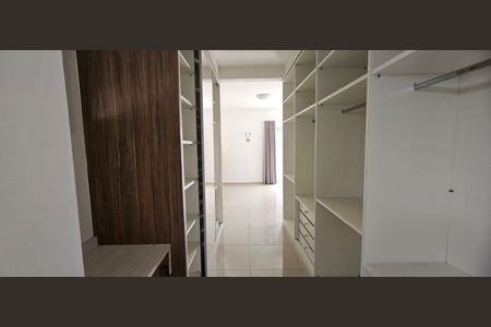 Casa de condomínio para alugar com 316m², 3 quartos e 6 vagasCloset