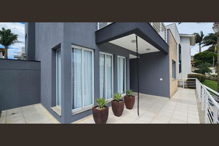 Casa de condomínio para alugar com 316m², 3 quartos e 6 vagasVaranda