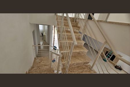 Casa de condomínio para alugar com 316m², 3 quartos e 6 vagasEscada