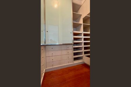 Apartamento à venda com 158m², 3 quartos e 1 vagaCloset da suíte 2