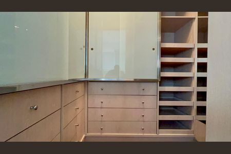 Apartamento à venda com 158m², 3 quartos e 1 vagaCloset da suíte 2