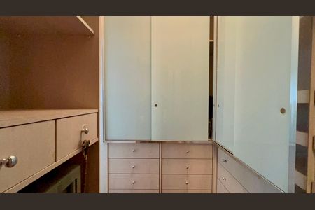 Apartamento à venda com 158m², 3 quartos e 1 vagaCloset da suíte 2