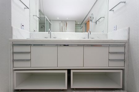 Apartamento para alugar com 130m², 3 quartos e 4 vagas Apartamento para alugar com 130m², 3 quartos e 4 vagasBanheiro da Suíte