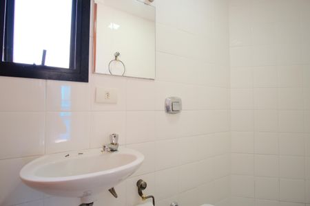 Apartamento para alugar com 130m², 3 quartos e 3 vagasBanheiro da Suíte de Serviço