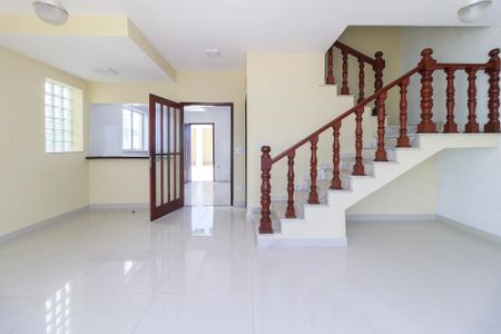 Casa à venda com 190m², 3 quartos e 6 vagasSala