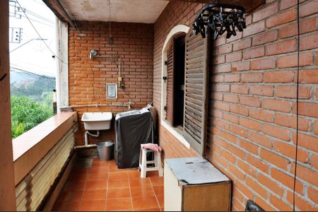 Casa à venda com 150m², 2 quartos e 2 vagas Casa à venda com 150m², 2 quartos e 2 vagasDetalhe - Varanda e Área de Serviço