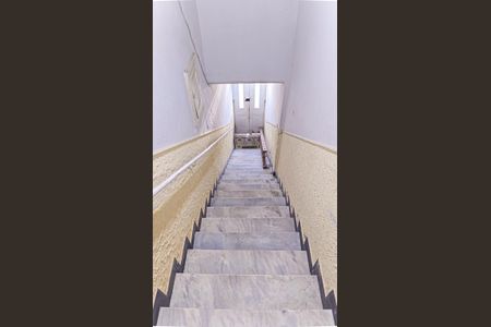 Apartamento para alugar com 75m², 2 quartos e sem vagaEscada