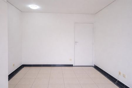 Sala com piso de porcelanato e iluminação natural, sem móveis ou decoração. de apartamento à venda com 2 quartos, 69m² em Vila Cruz das Almas, São Paulo