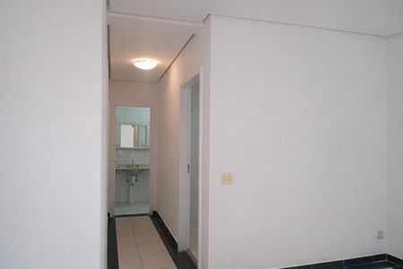 Corredor com iluminação adequada e piso de porcelanato. de apartamento à venda com 2 quartos, 69m² em Vila Cruz das Almas, São Paulo