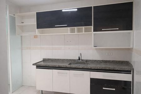Cozinha com móveis brancos e pretos, piso de porcelanato e balcão de granito. de apartamento à venda com 2 quartos, 69m² em Vila Cruz das Almas, São Paulo