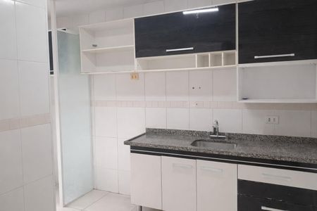 Cozinha com móveis brancos e pretos, piso de porcelanato e balcão de granito. de apartamento à venda com 2 quartos, 69m² em Vila Cruz das Almas, São Paulo