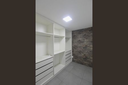 Casa à venda com 480m², 4 quartos e 5 vagasCloset da Suite 2 (Inferior)