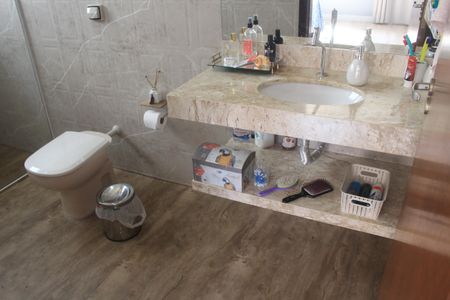 Casa à venda com 268m², 3 quartos e 5 vagasBanheiro da Suíte