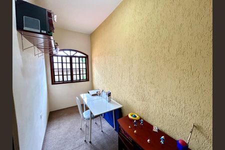 Casa à venda com 156m², 2 quartos e 2 vagasEscritório
