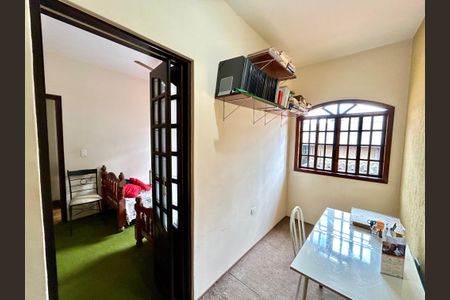 Casa à venda com 156m², 2 quartos e 2 vagasEscritório