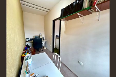 Casa à venda com 156m², 2 quartos e 2 vagasEscritório
