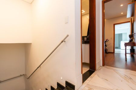 Casa à venda com 230m², 3 quartos e 4 vagasEscada