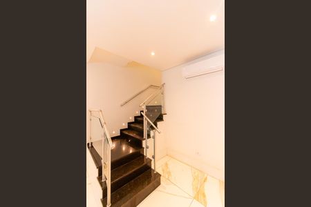 Casa à venda com 230m², 3 quartos e 4 vagasEscada