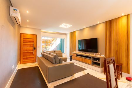 Casa à venda com 230m², 3 quartos e 4 vagasSala