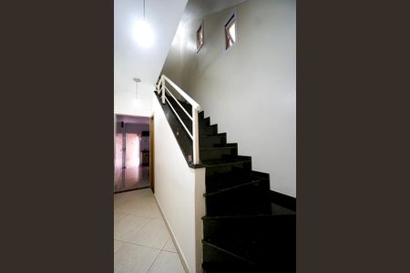 Casa à venda com 225m², 4 quartos e 3 vagasEscada