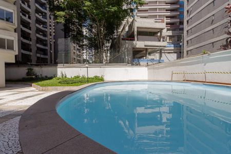 Apartamento à venda com 202m², 3 quartos e 2 vagas Apartamento à venda com 202m², 3 quartos e 2 vagasÁrea comum - Piscina